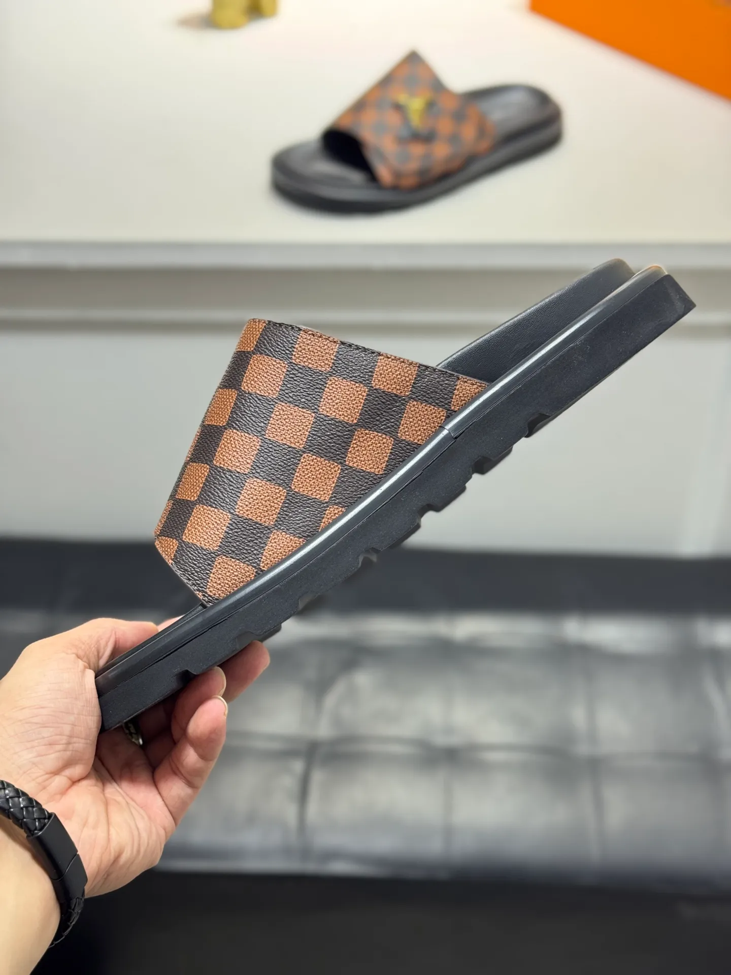 Men's Men's Shoes💰360 [New Style]🦇🦇Top Original [Louis Vuitton] Slippers for Couples👫Spring and Summer Style🎯🎯As an active family in the fashion industry ⭐ Lv takes bold innovation as its true nature ⚡Fabric and floral with hardware🔥Clean and neat ⚡Fashionable and elegant🌹Multiple colors available Size: 36-44 (45. Customized